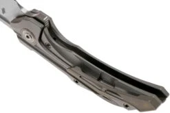 Bestech Vigil BT2201A Grey Blasted Titanium, Satin Couteau De Poche, Kombou Design 14 Bestech Vigil BT2201A Grey Blasted Titanium, Satin Couteau De Poche, Kombou Design -Kai Soldes Boutique BHBT2201A 05 bestech