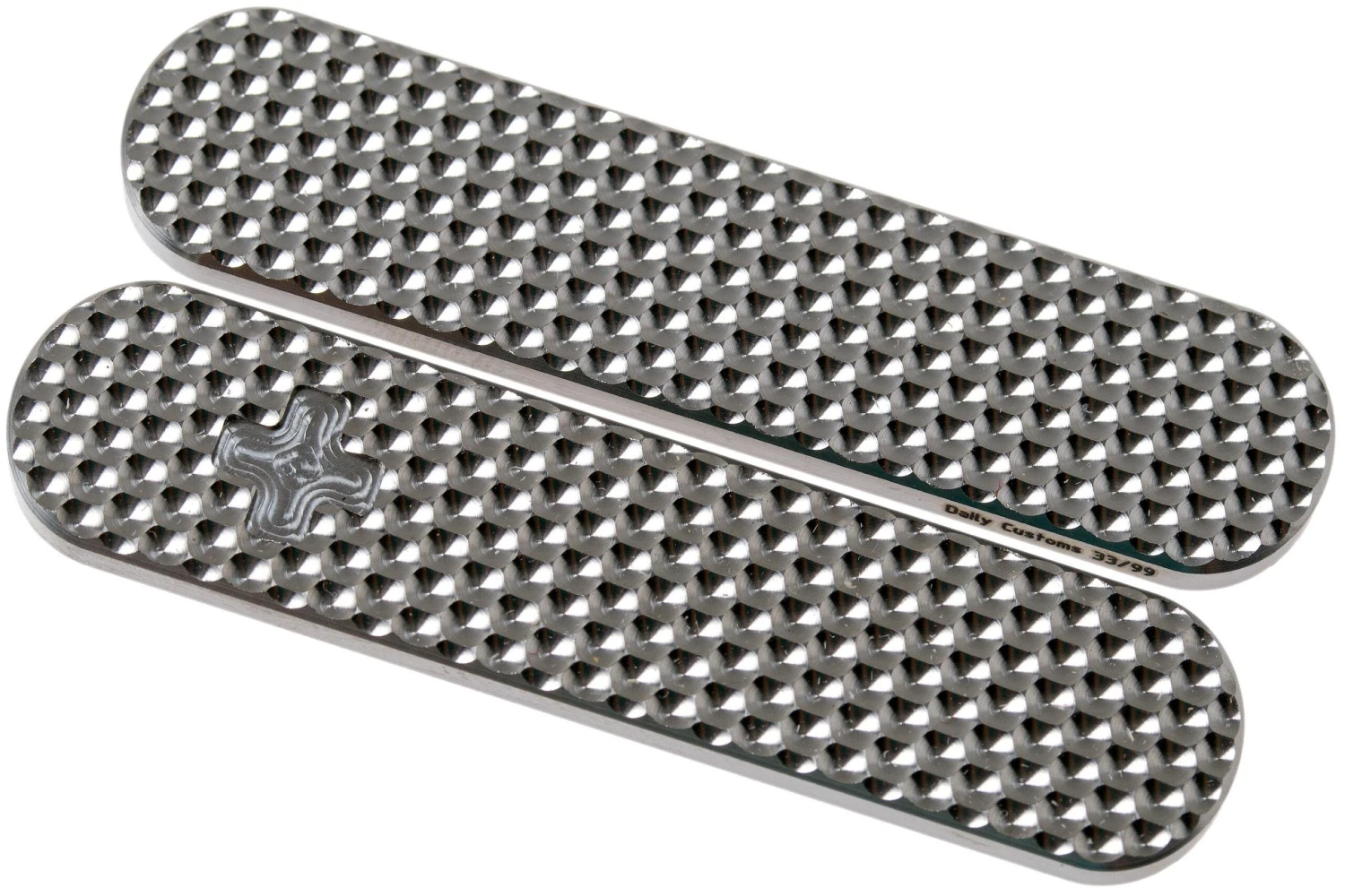 Daily Customs 58.2 Golfball Pattern, Titanium P10009496 Plaquettes Pour Victorinox 3 Daily Customs 58.2 Golfball Pattern, Titanium P10009496 Plaquettes Pour Victorinox