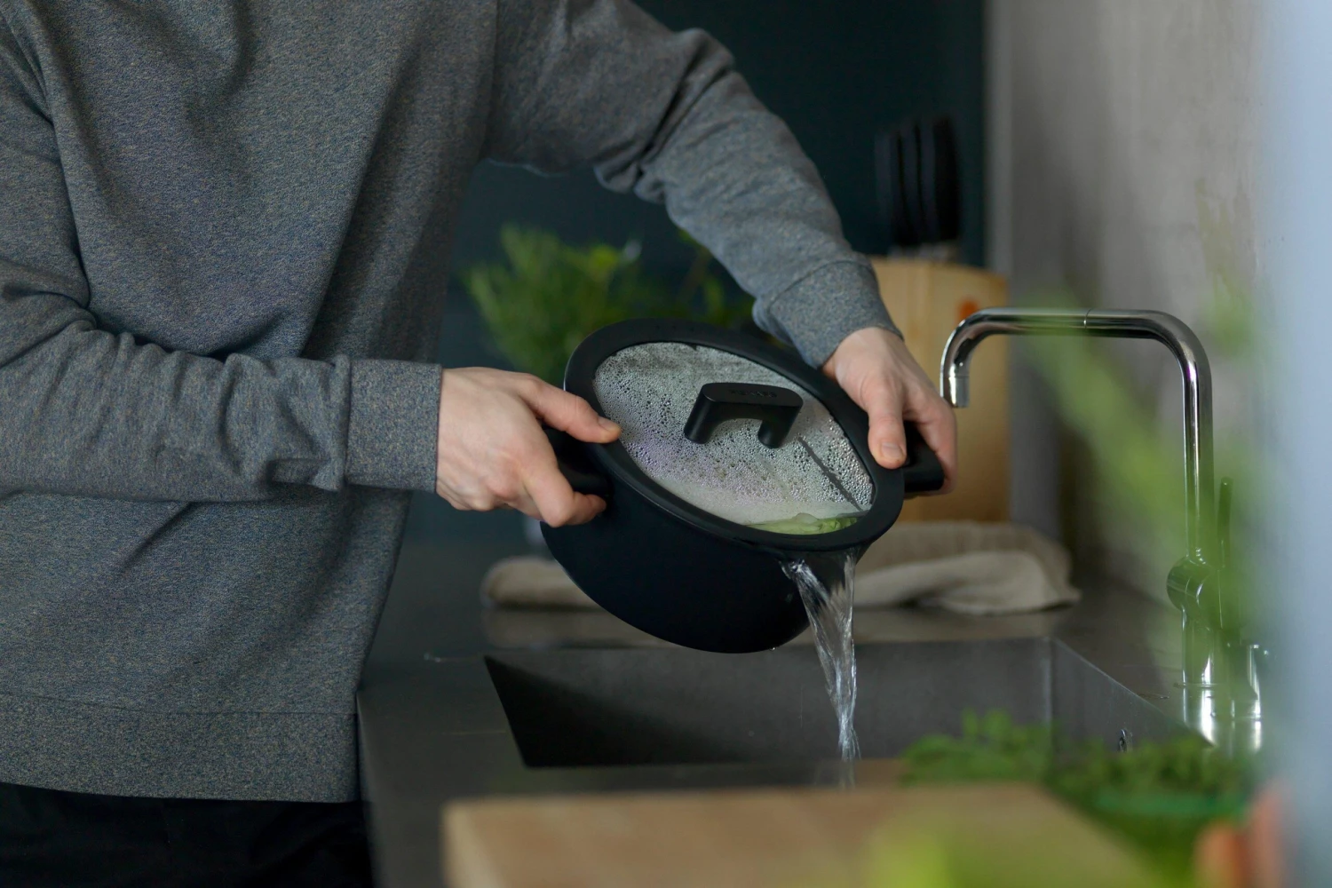 Fiskars Hard Face Sauteuse 26cm, 2,8L Avec Couvercle 6 Fiskars Hard Face Sauteuse 26cm, 2,8L Avec Couvercle – Image 4