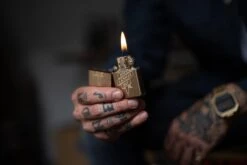 Knivesandtools Zippo Brass Brushed Knife, Bronze, Briquet -Kai Soldes Boutique KTZPBRASSKNIFE 09 KATOZIPPO