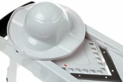 Mandoline OXO V-blade, 1071480 17 Mandoline OXO V-blade, 1071480 -Kai Soldes Boutique OXO1071480 07 oxo v blade mandoline oxo1071480 d8