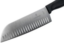 Victorinox SwissClassic 6.8523.17G Santoku Avec Alvéoles 17 Cm, Noir 9 Victorinox SwissClassic 6.8523.17G Santoku Avec Alvéoles 17 Cm, Noir -Kai Soldes Boutique VT6 8523 17G 03 victorinox